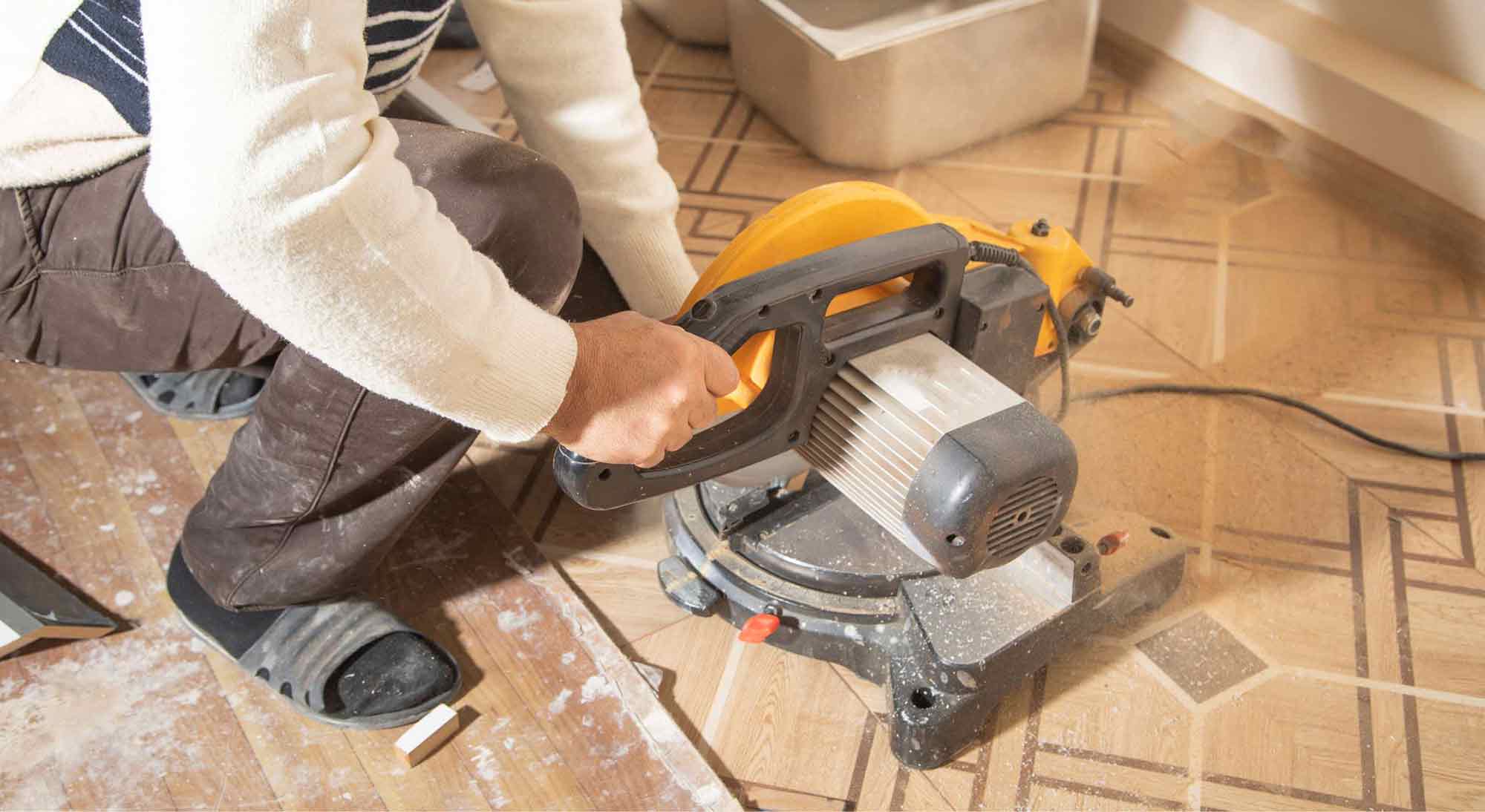 Bodendemontage alter Bodenbeläge in München - Parkett Bodenentfernung Sanierung Germering Patrikett Bodenvorbereitung Untergrund